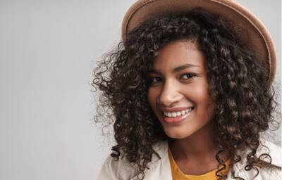 How to style curls under a hat