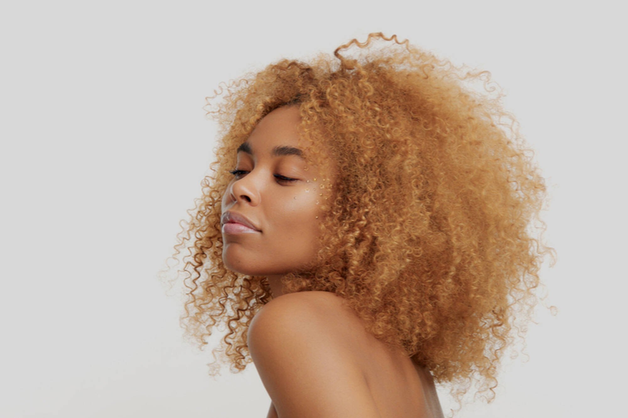 Tips for Blonding Textured Hair, According to a Color Expert